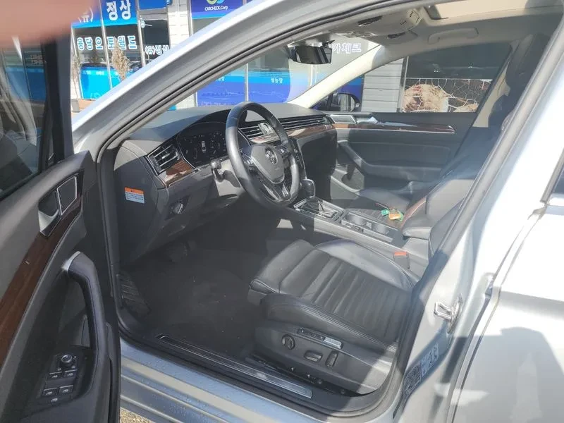 VW Passat 2.0 TDI, снимка 7 - Автомобили и джипове - 54299776