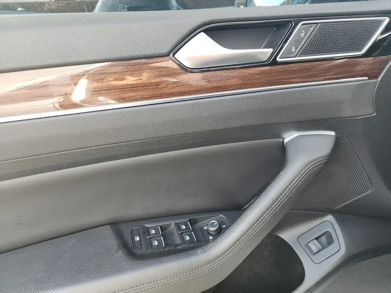 VW Passat 2.0 TDI, снимка 10 - Автомобили и джипове - 54299776