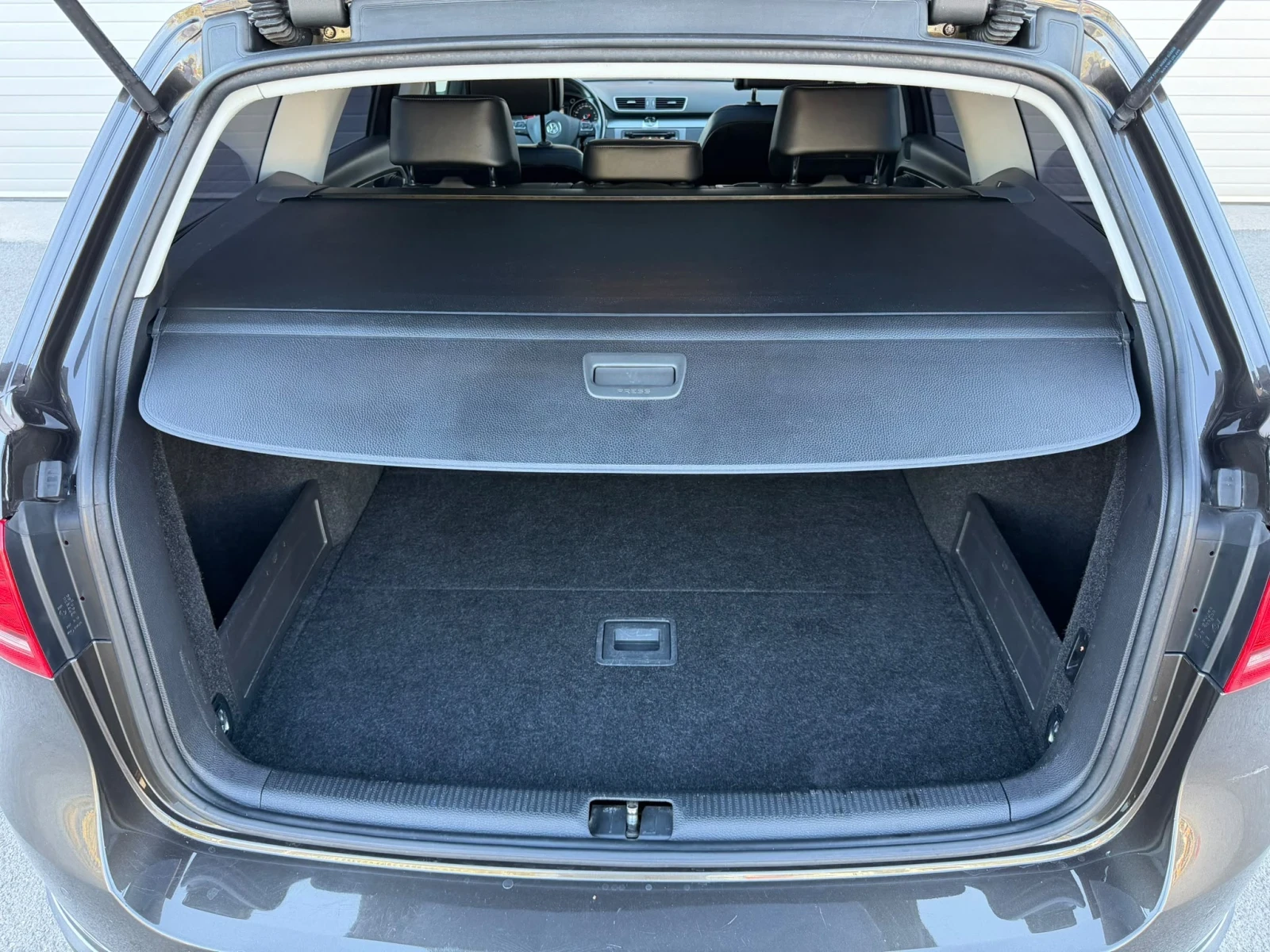 VW Passat 1.6TDI BLUE PANORAMA NAVI LEDER 6-SPEED EVRO 5B, снимка 11 - Автомобили и джипове - 55991670