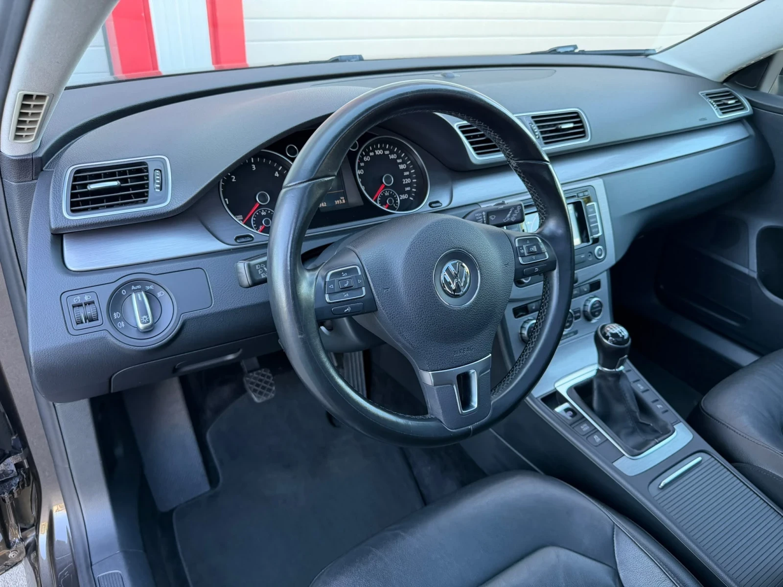 VW Passat 1.6TDI BLUE PANORAMA NAVI LEDER 6-SPEED EVRO 5B, снимка 13 - Автомобили и джипове - 55991670