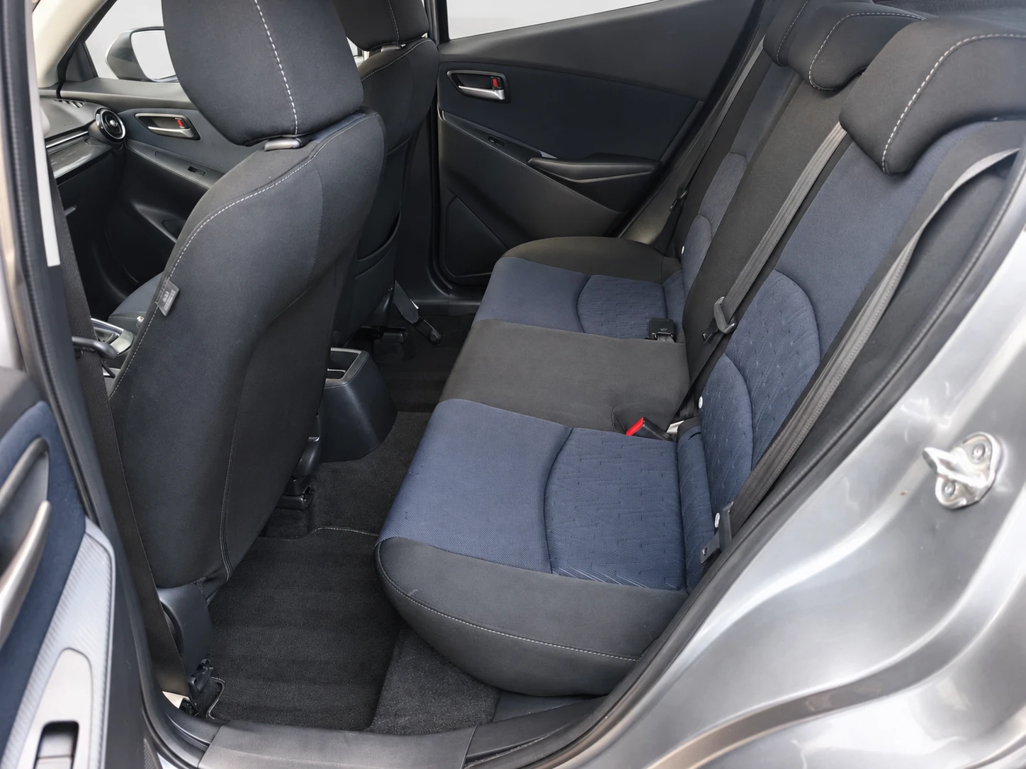 Mazda 2 1.5 Petrol 90hp, снимка 14 - Автомобили и джипове - 56707638