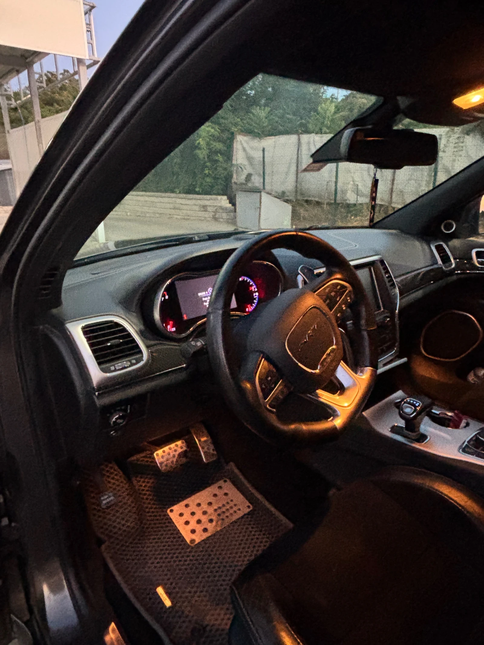Jeep Grand cherokee 6.4 SRT, снимка 3 - Автомобили и джипове - 56643266