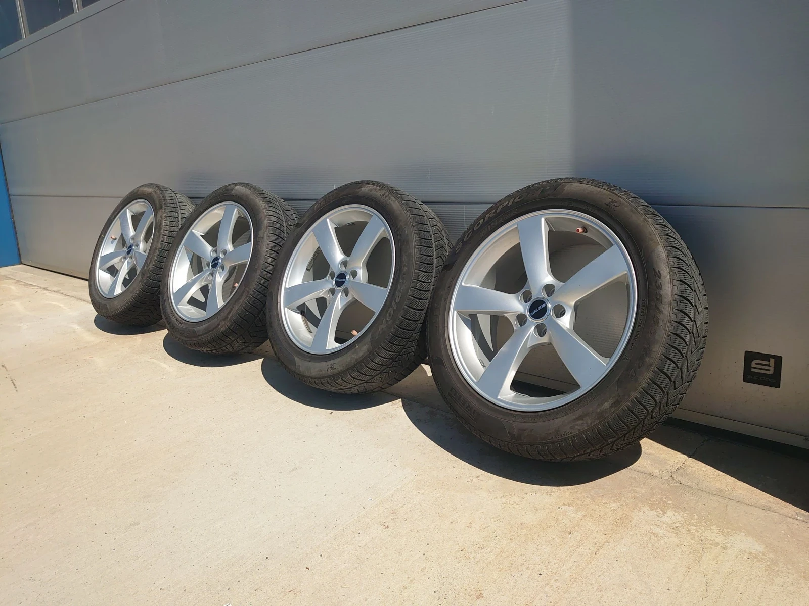 Гуми с джанти Pirelli 235/55R20