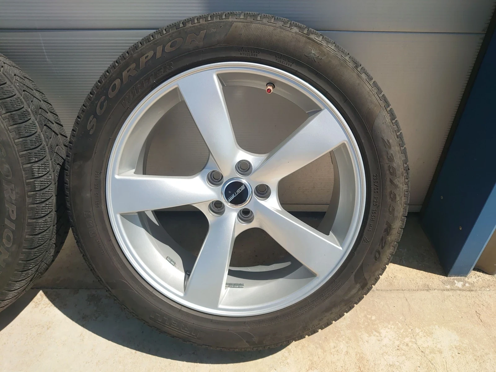 Гуми с джанти Pirelli 235/55R20, снимка 2 - Гуми и джанти - 54986359