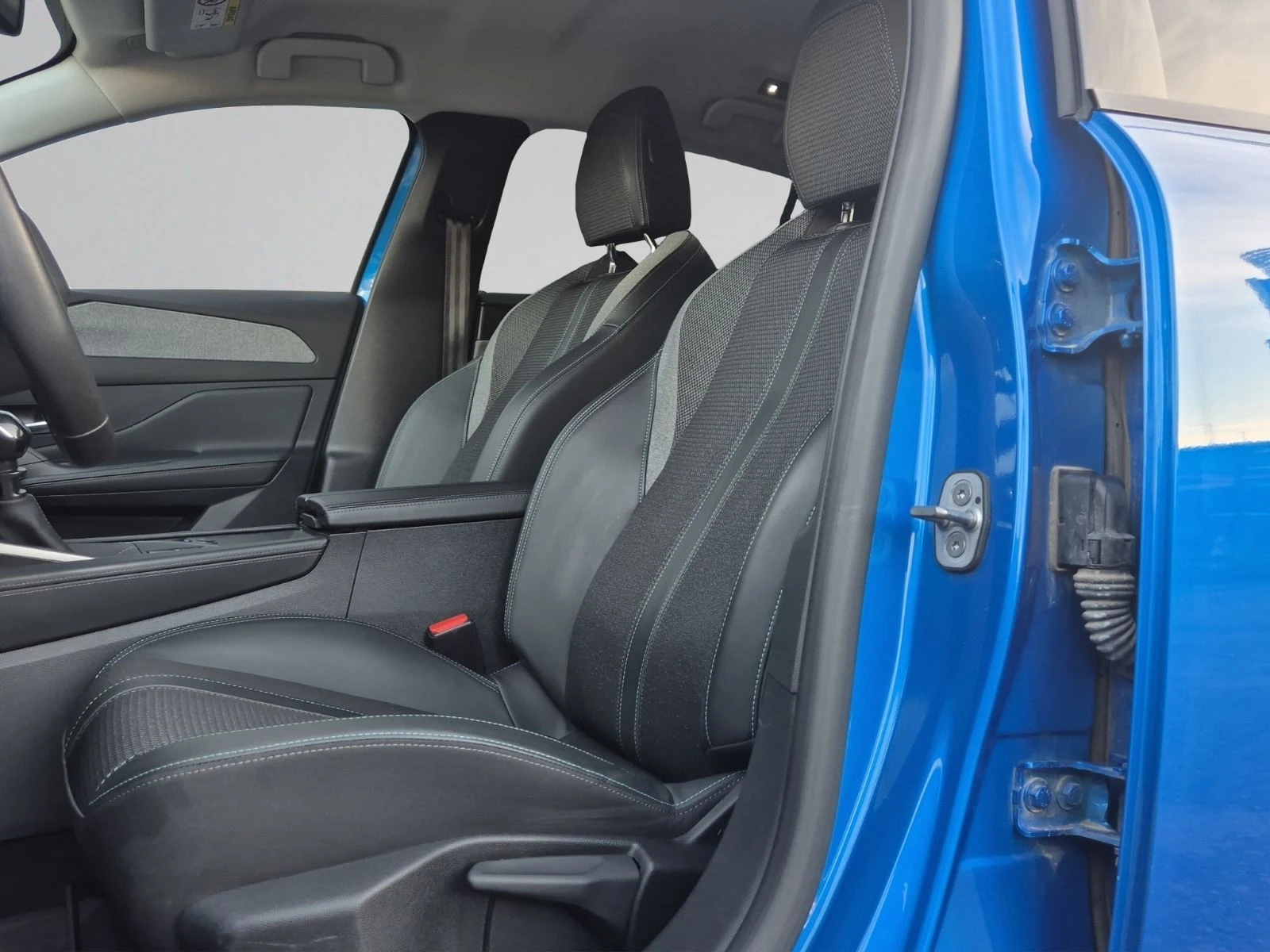 Peugeot 308  ALLURE 1, 2 PureTech 130 BVM6 EURO 6.4 - изображение 9