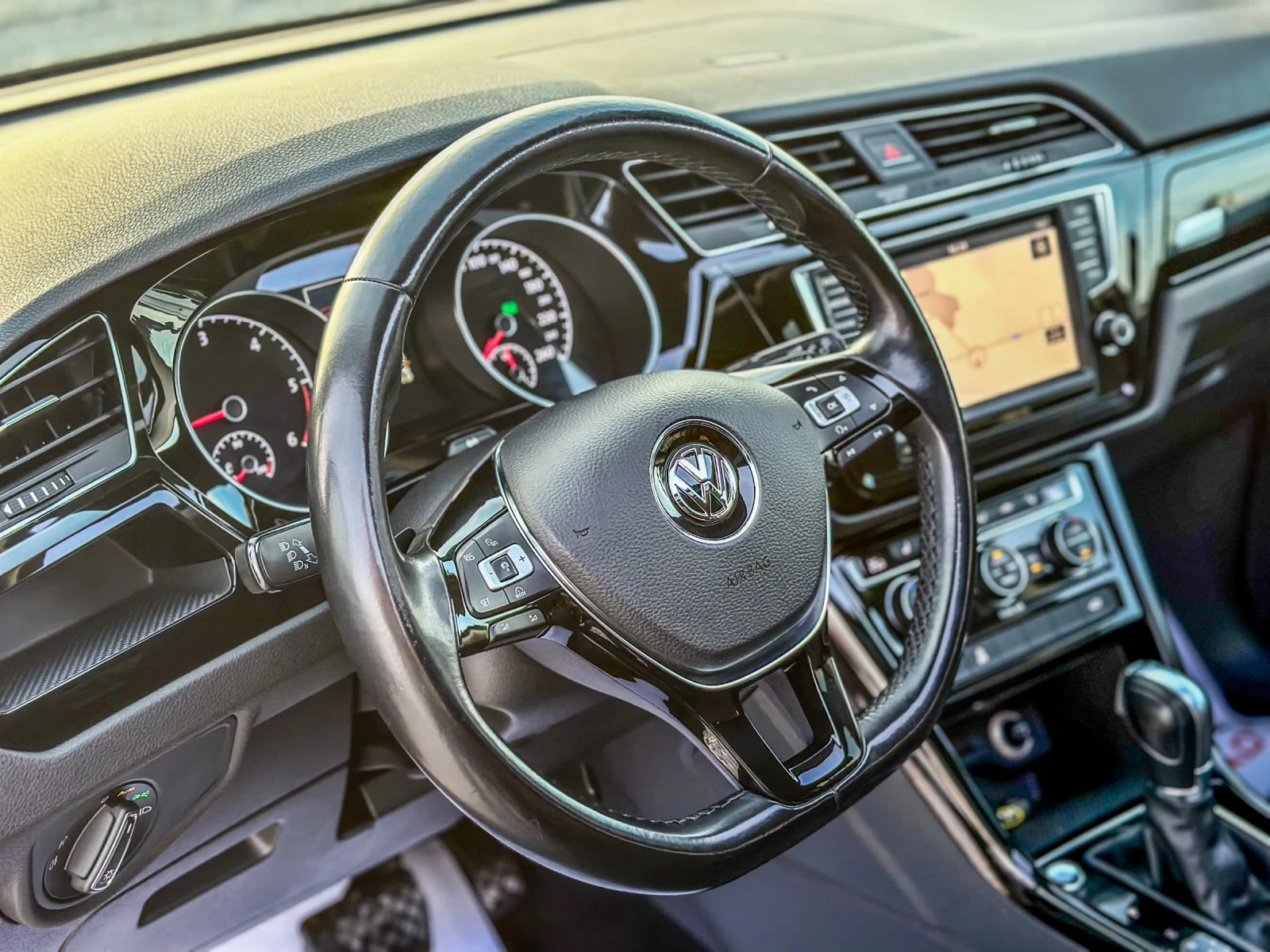 VW Touran 2.0 TDI ::190 КС:: DSG::7 МЕСТНА::DISTRONIK:CAMERA - изображение 9