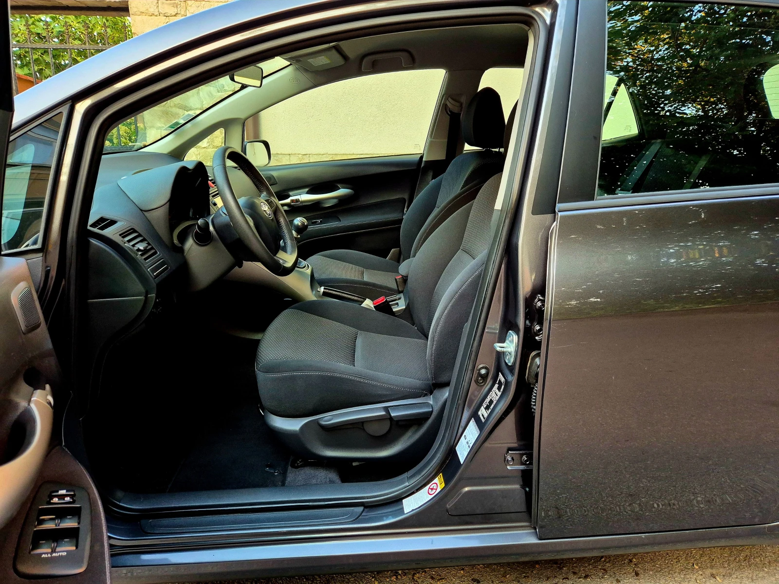 Toyota Auris 1.4d4d-navi-facelift-veriga-6speed-japan , снимка 11 - Автомобили и джипове - 55632287