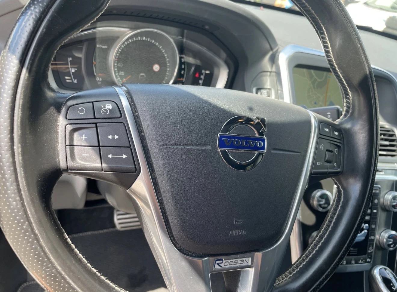 Volvo XC60 D5 R-Design, снимка 11 - Автомобили и джипове - 56344566