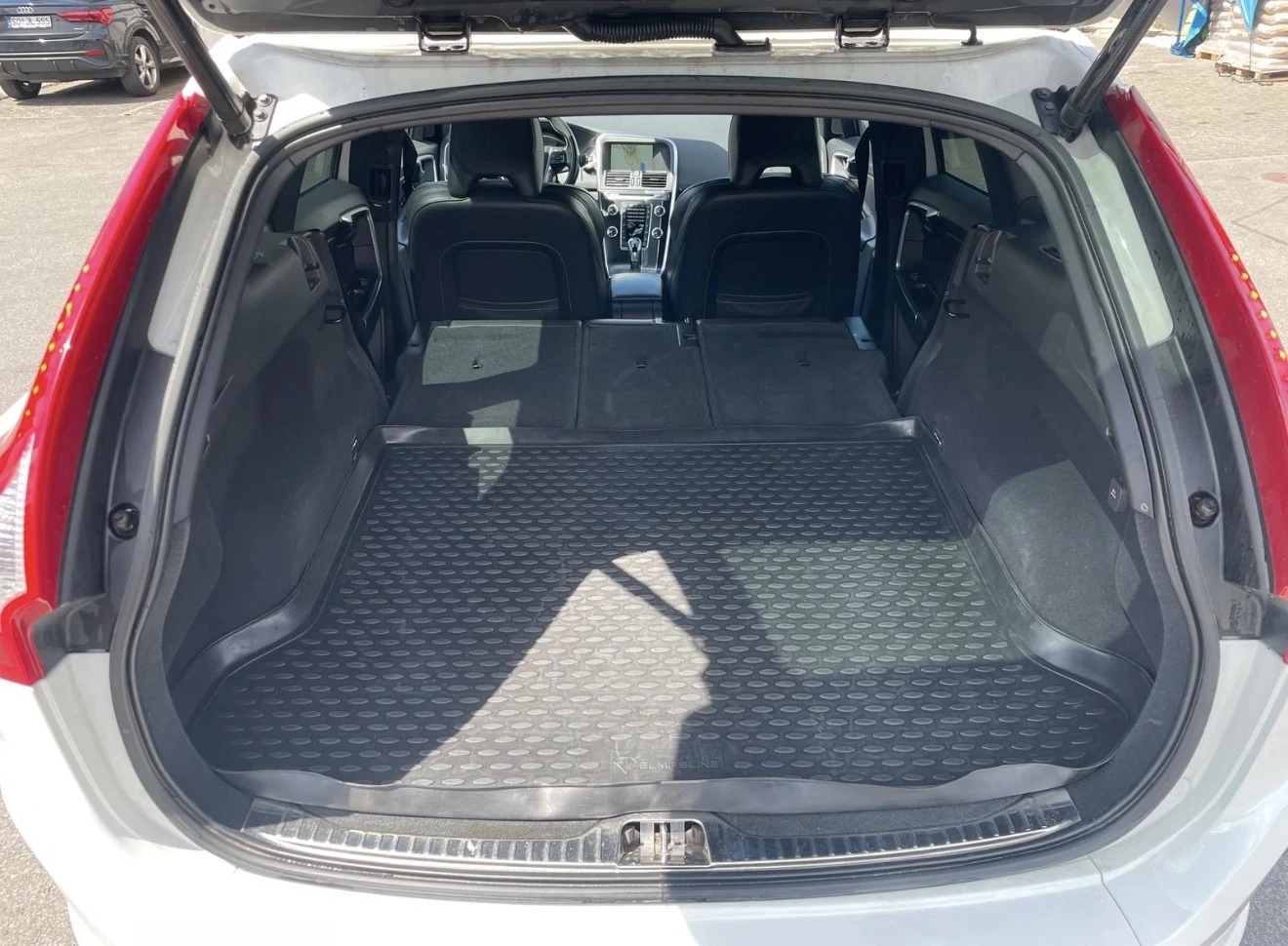 Volvo XC60 D5 R-Design, снимка 5 - Автомобили и джипове - 56344566