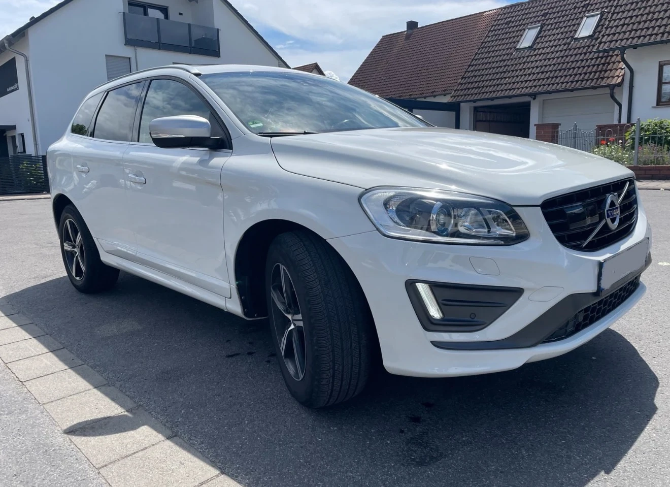 Volvo XC60 D5 R-Design, снимка 2 - Автомобили и джипове - 56344566