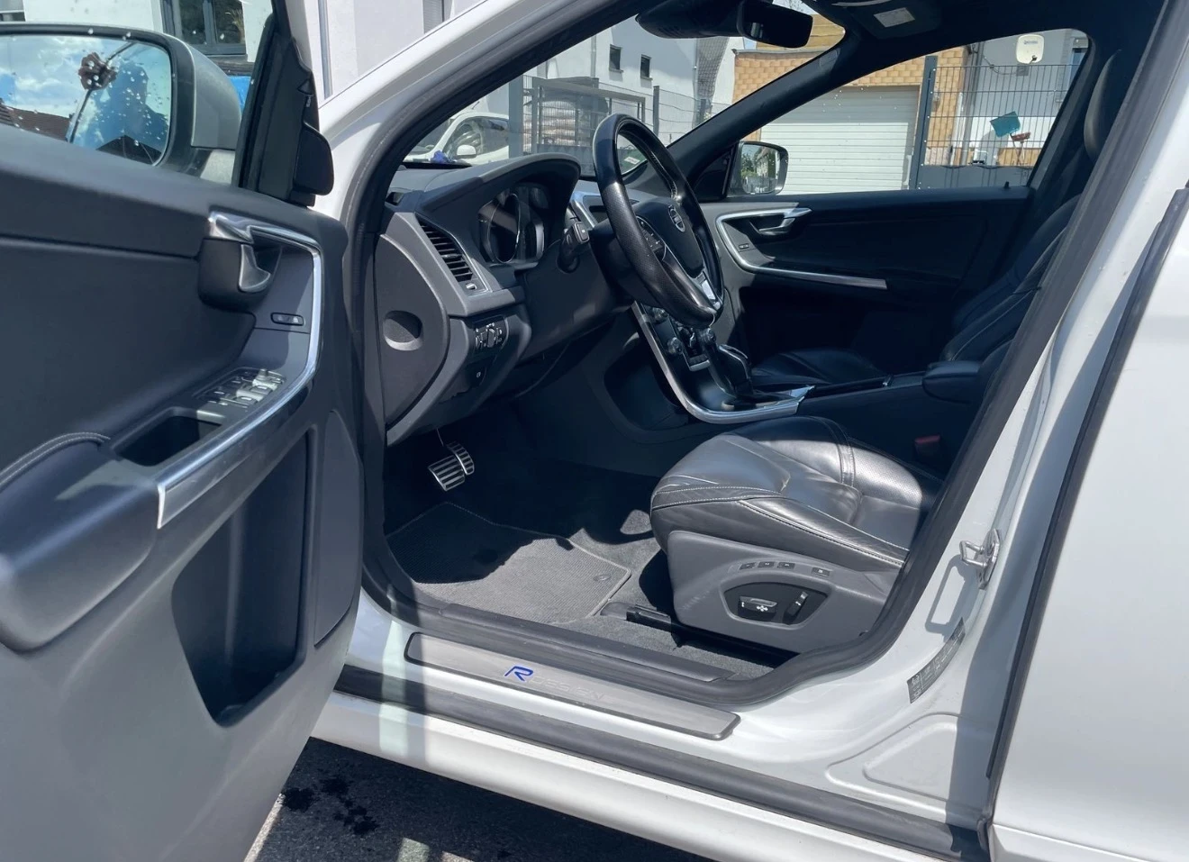 Volvo XC60 D5 R-Design, снимка 8 - Автомобили и джипове - 56344566