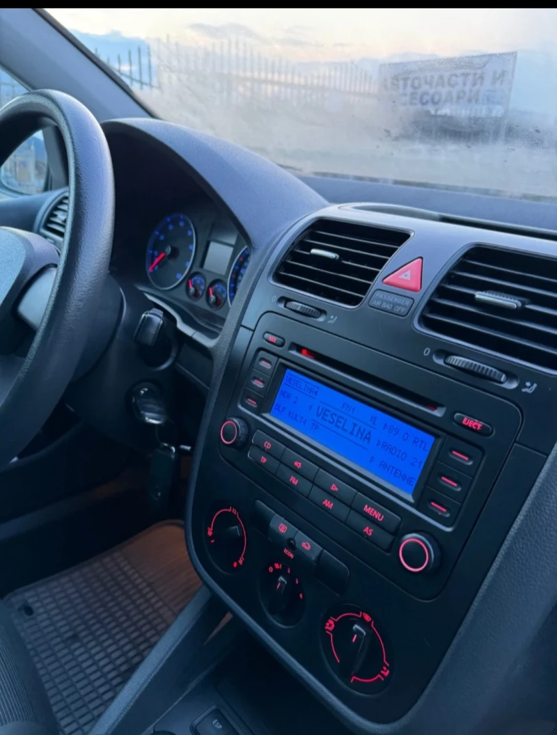 VW Golf  5 1.6, снимка 4 - Автомобили и джипове - 49192403