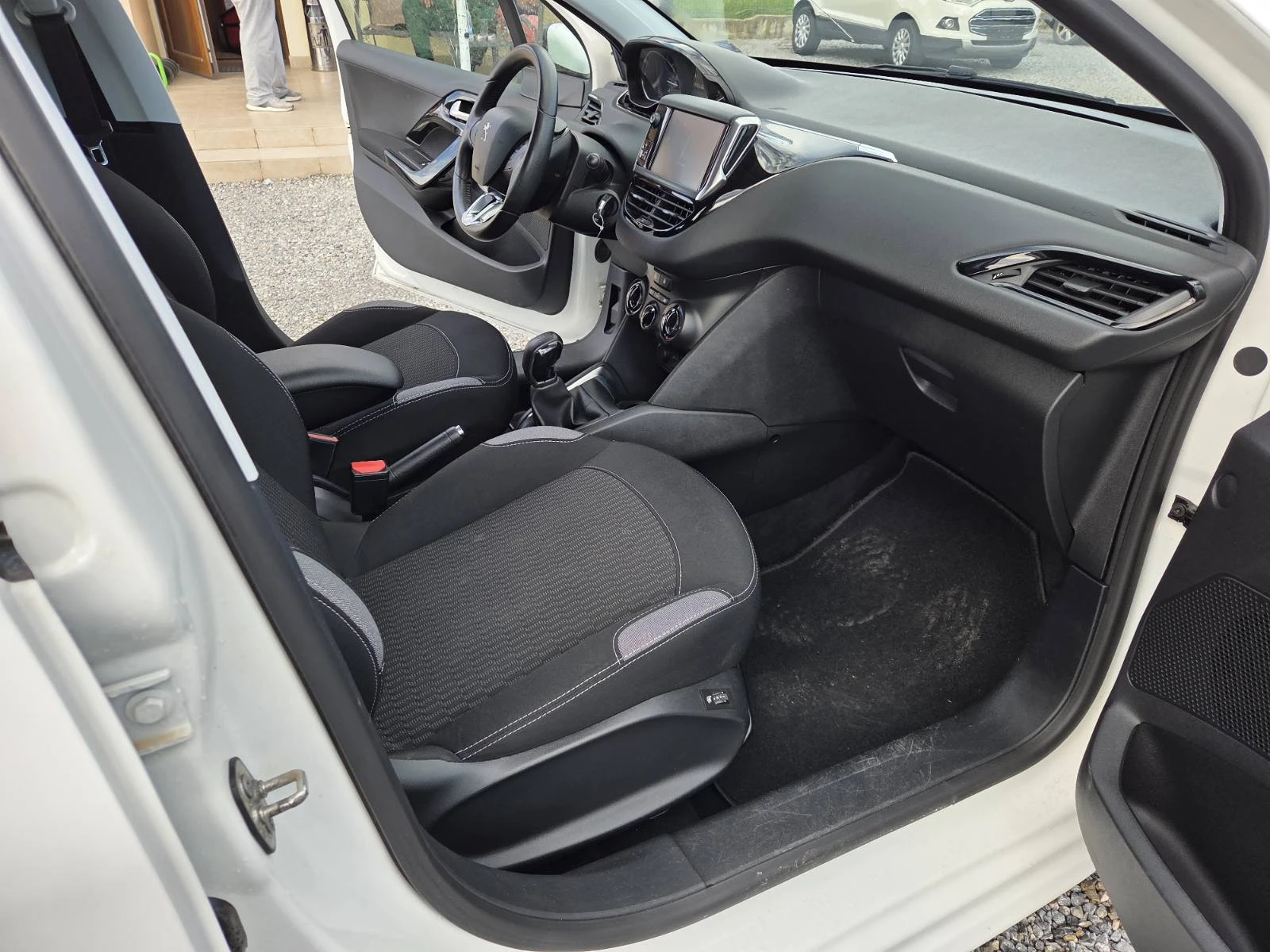 Peugeot 208  - изображение 4
