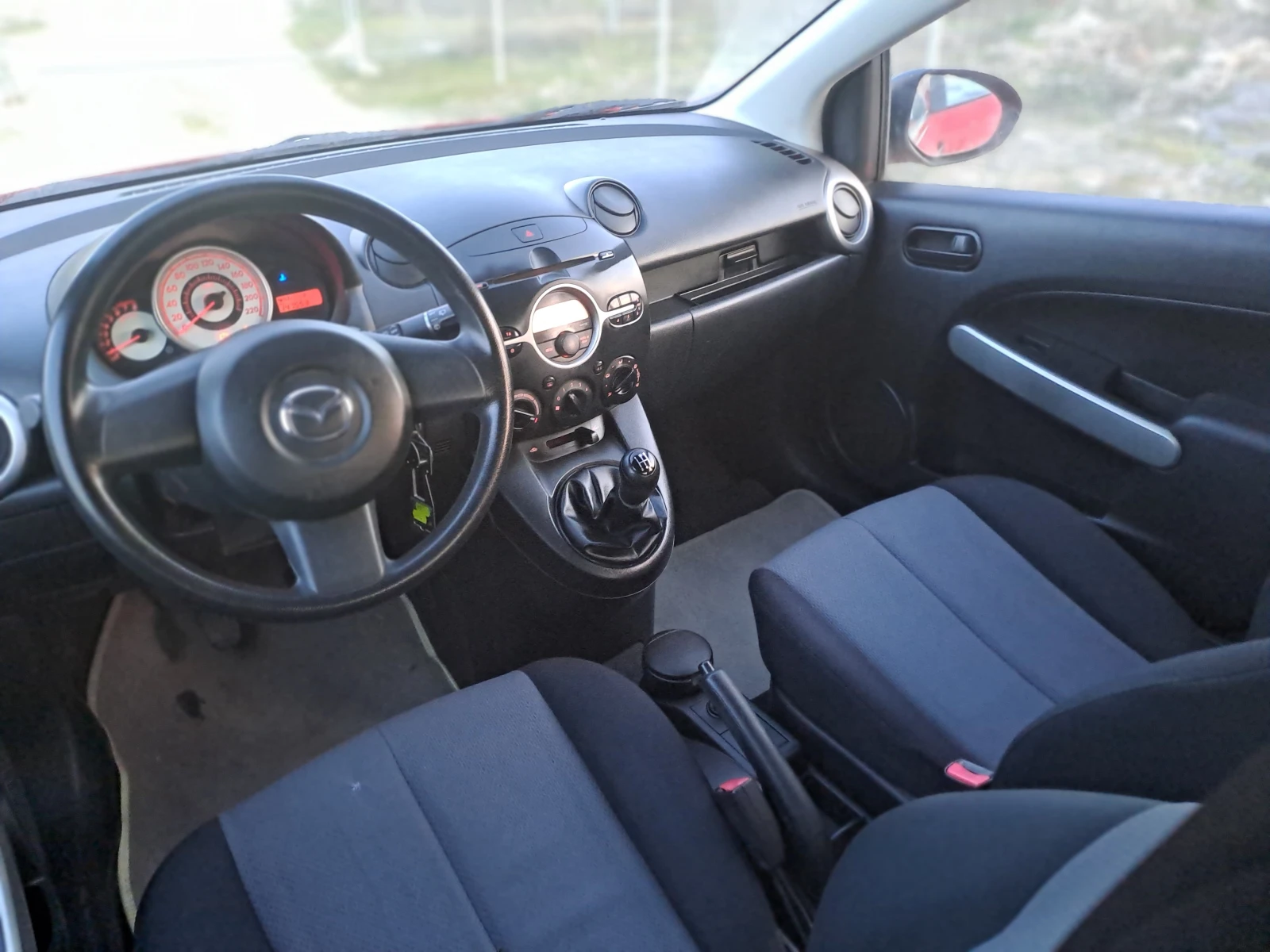 Mazda 2 1.3i ESKLUZIVE SPEZIALL, снимка 9 - Автомобили и джипове - 53714157