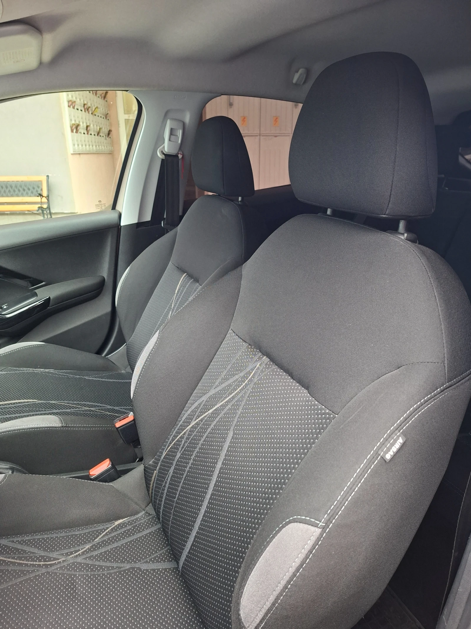 Peugeot 208, снимка 4 - Автомобили и джипове - 54595931