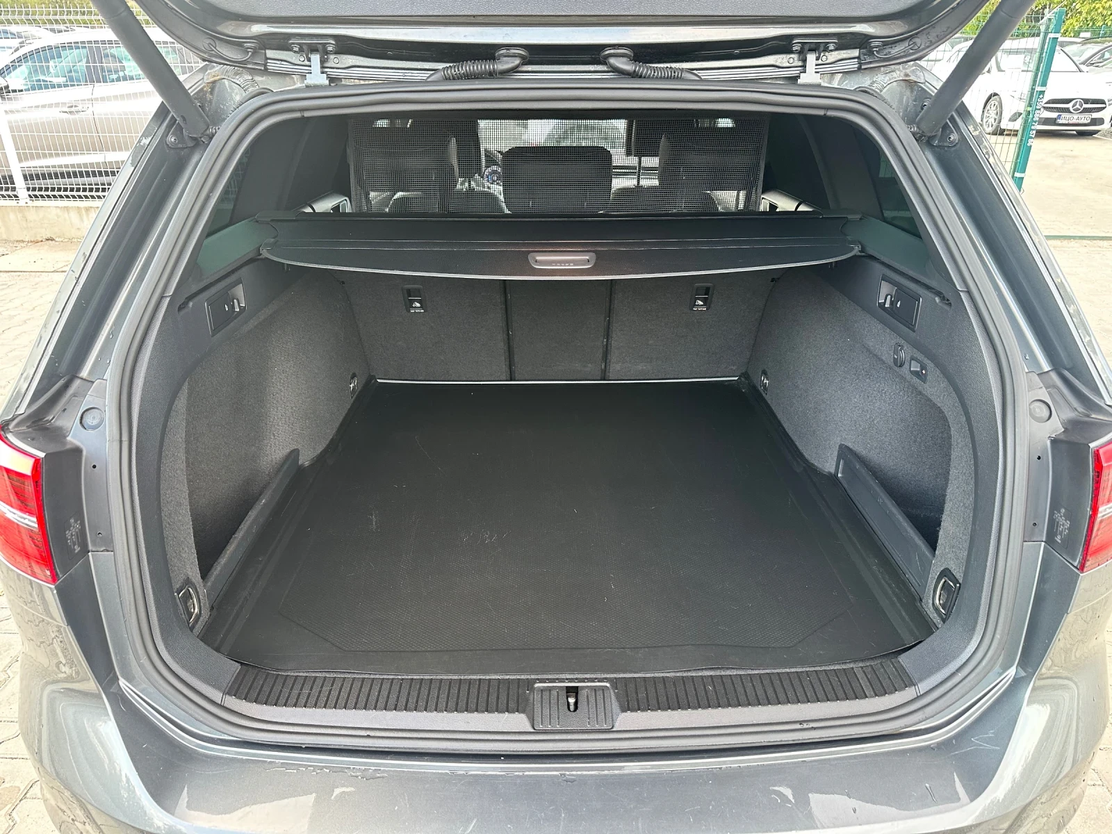 VW Passat R-Line, Camera, HeadUpDisplay, снимка 17 - Автомобили и джипове - 56150336