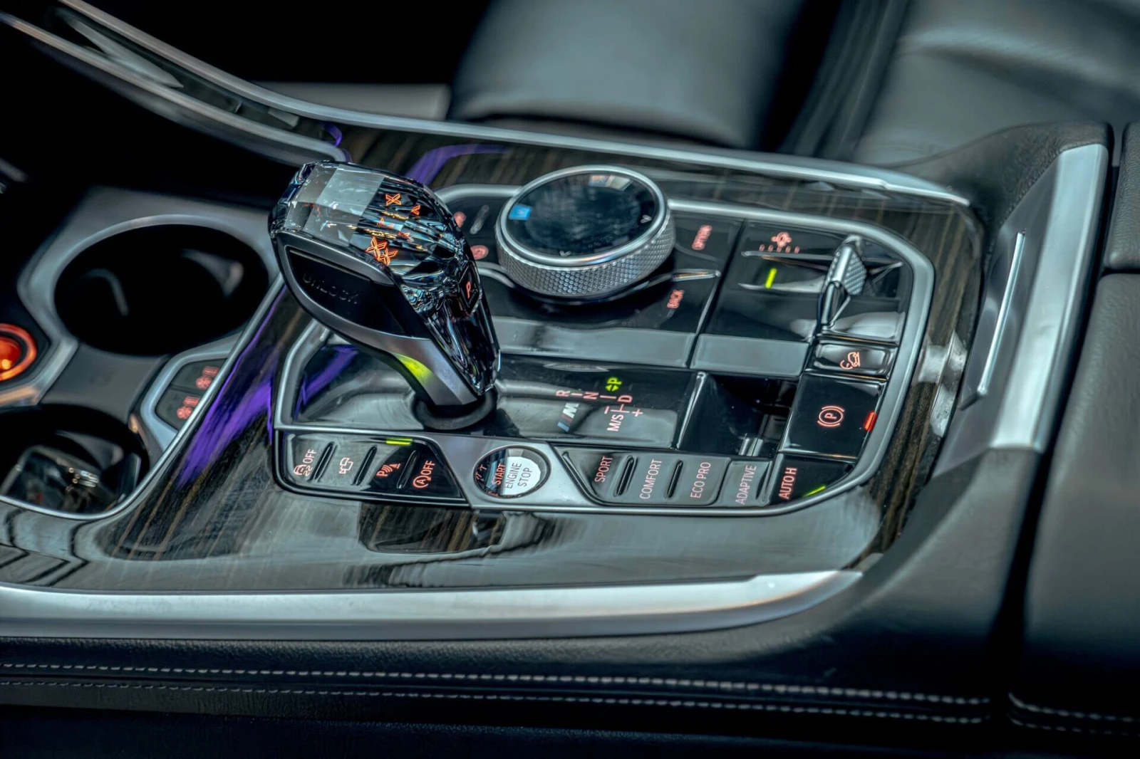 BMW X7 M50i/Harman Kardon/SKY Lounge/Кристал/Камера 360/H, снимка 10 - Автомобили и джипове - 55903682