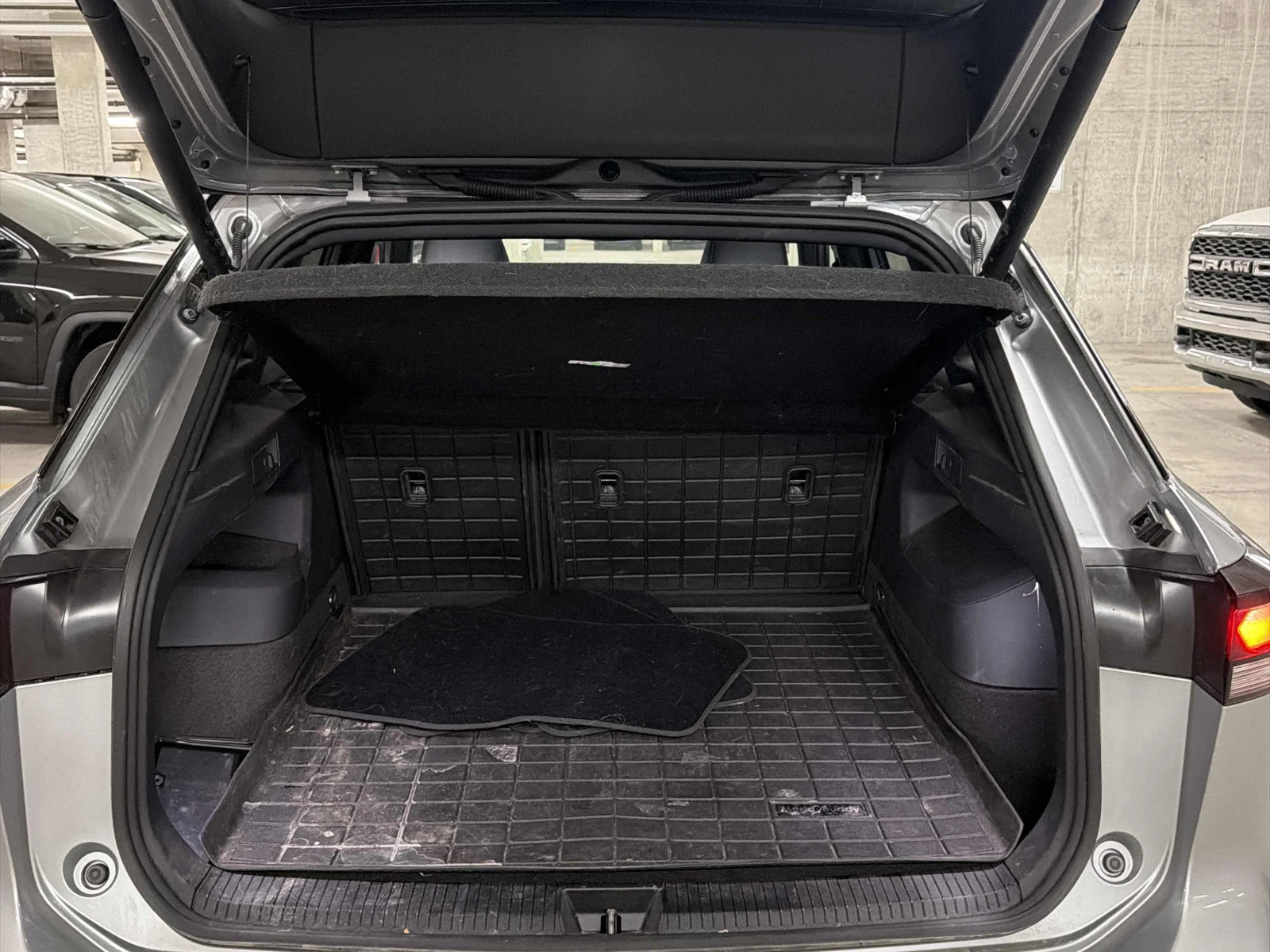 VW Tiguan Comfortline R-Line Black Edition, АВТОКРЕДИТ, снимка 13 - Автомобили и джипове - 56196876