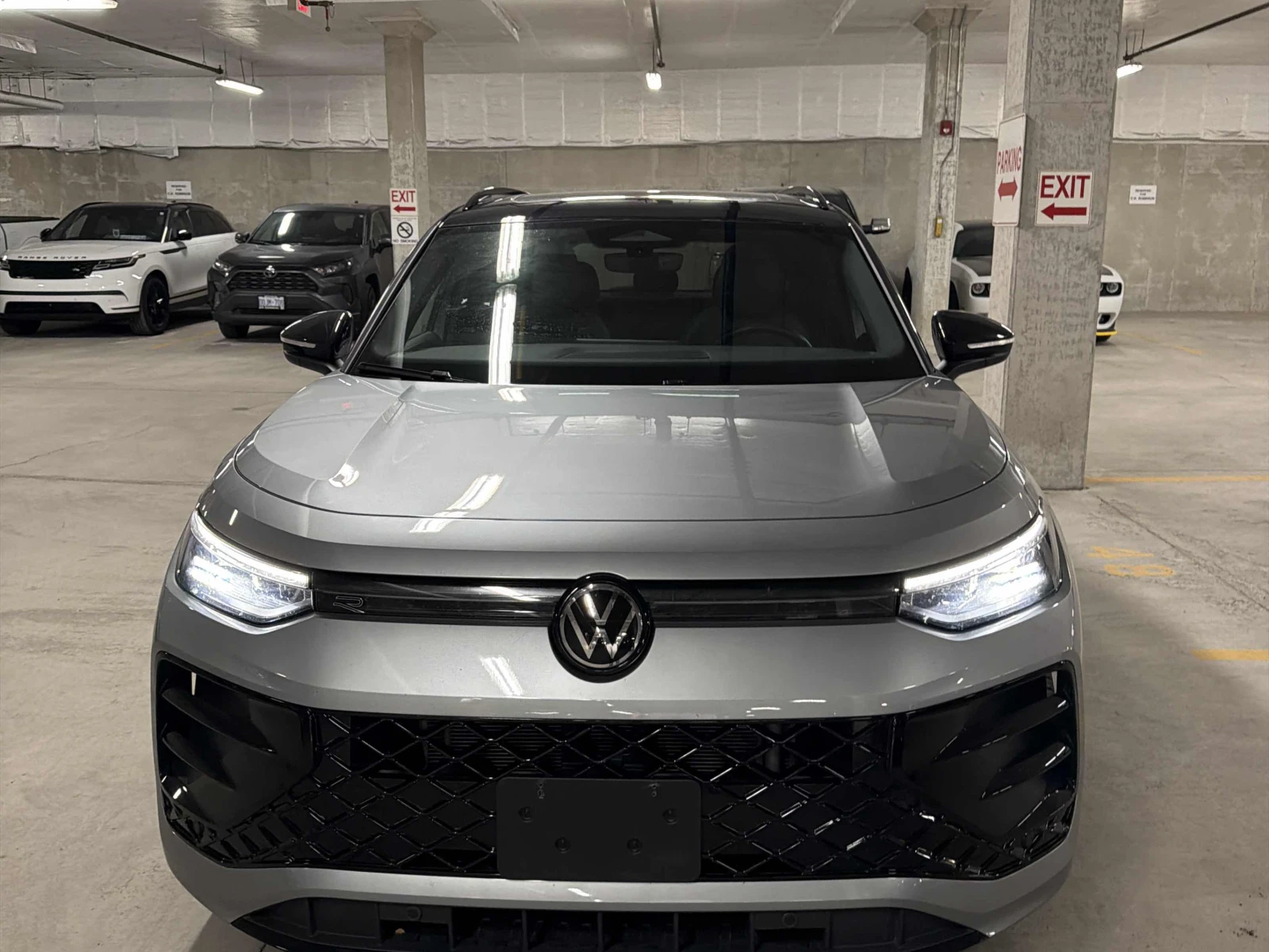 VW Tiguan Comfortline R-Line Black Edition, АВТОКРЕДИТ, снимка 6 - Автомобили и джипове - 56196876