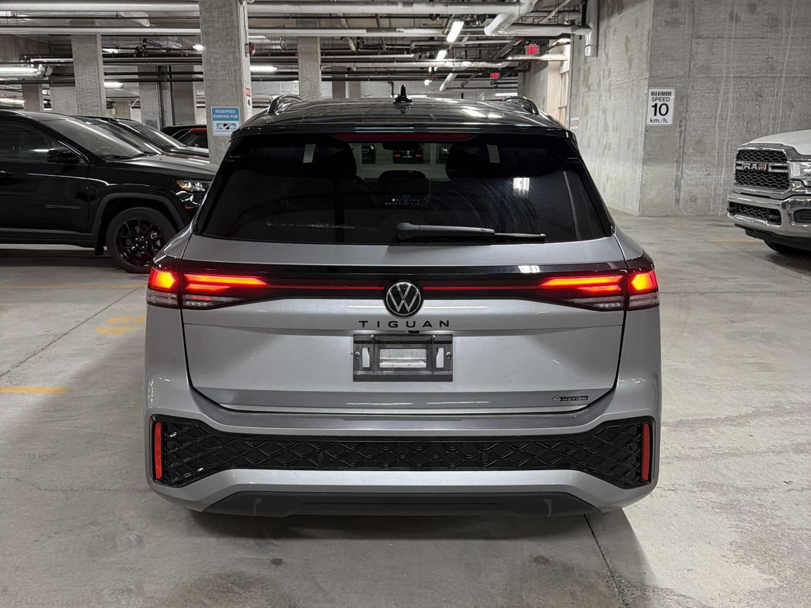 VW Tiguan Comfortline R-Line Black Edition, АВТОКРЕДИТ, снимка 4 - Автомобили и джипове - 56196876