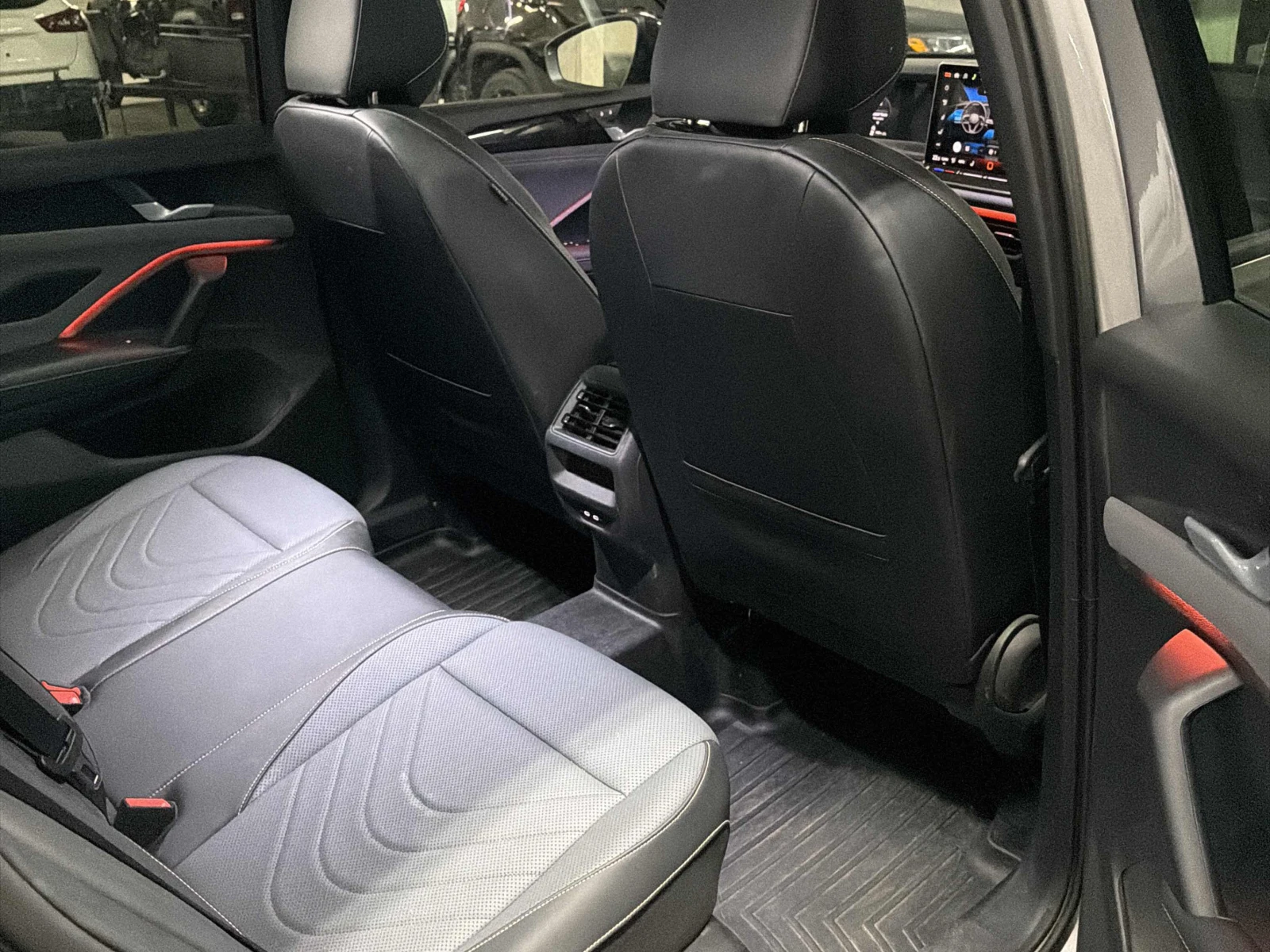 VW Tiguan Comfortline R-Line Black Edition, АВТОКРЕДИТ, снимка 12 - Автомобили и джипове - 56196876