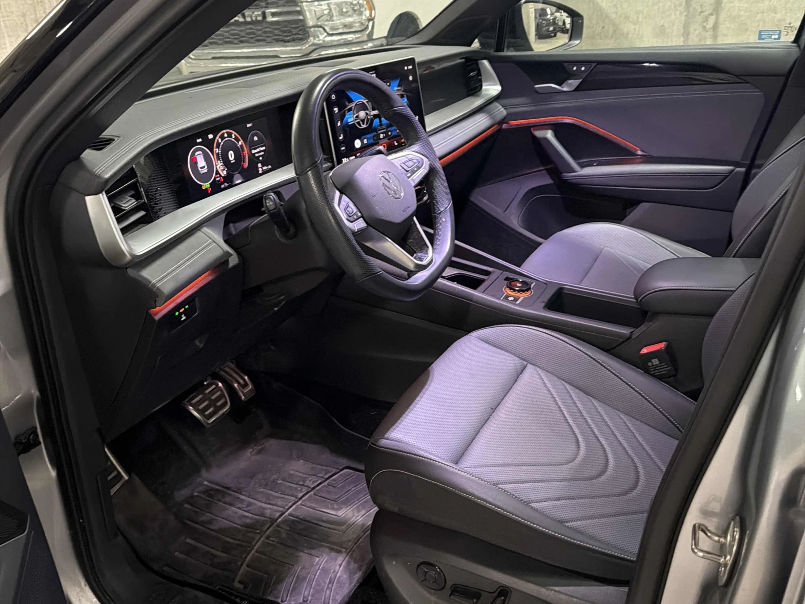 VW Tiguan Comfortline R-Line Black Edition, АВТОКРЕДИТ, снимка 5 - Автомобили и джипове - 56196876