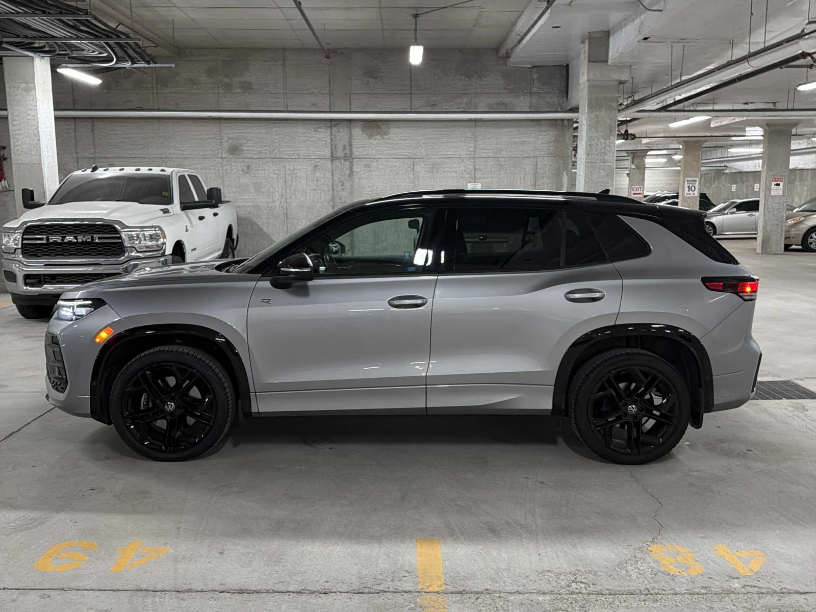 VW Tiguan Comfortline R-Line Black Edition, АВТОКРЕДИТ, снимка 2 - Автомобили и джипове - 56196876