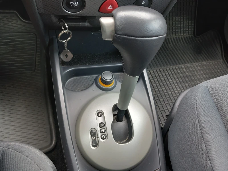 Renault Megane 1.6i Автоматик AC, снимка 13 - Автомобили и джипове - 52216575