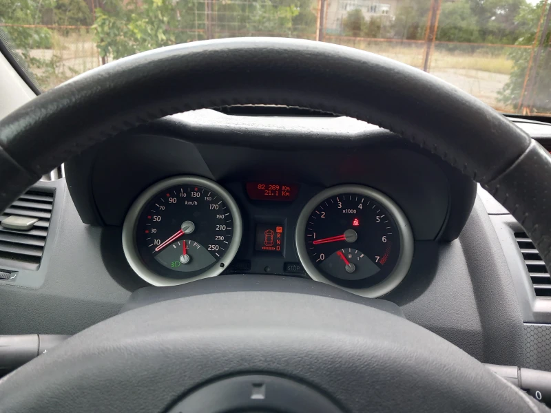 Renault Megane 1.6i Автоматик AC, снимка 14 - Автомобили и джипове - 52216575