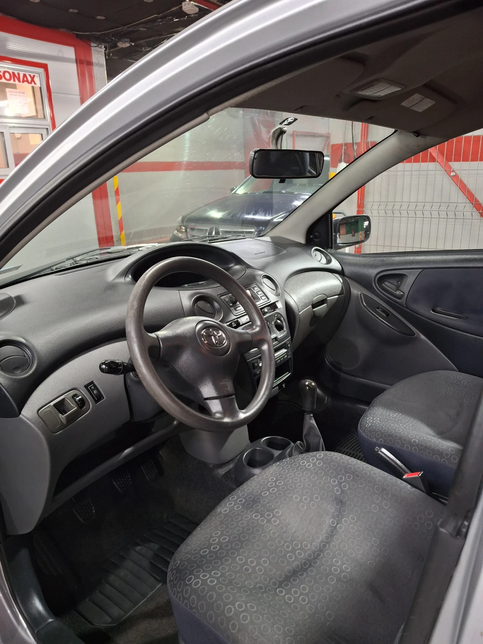 Toyota Yaris 1.3 - изображение 7