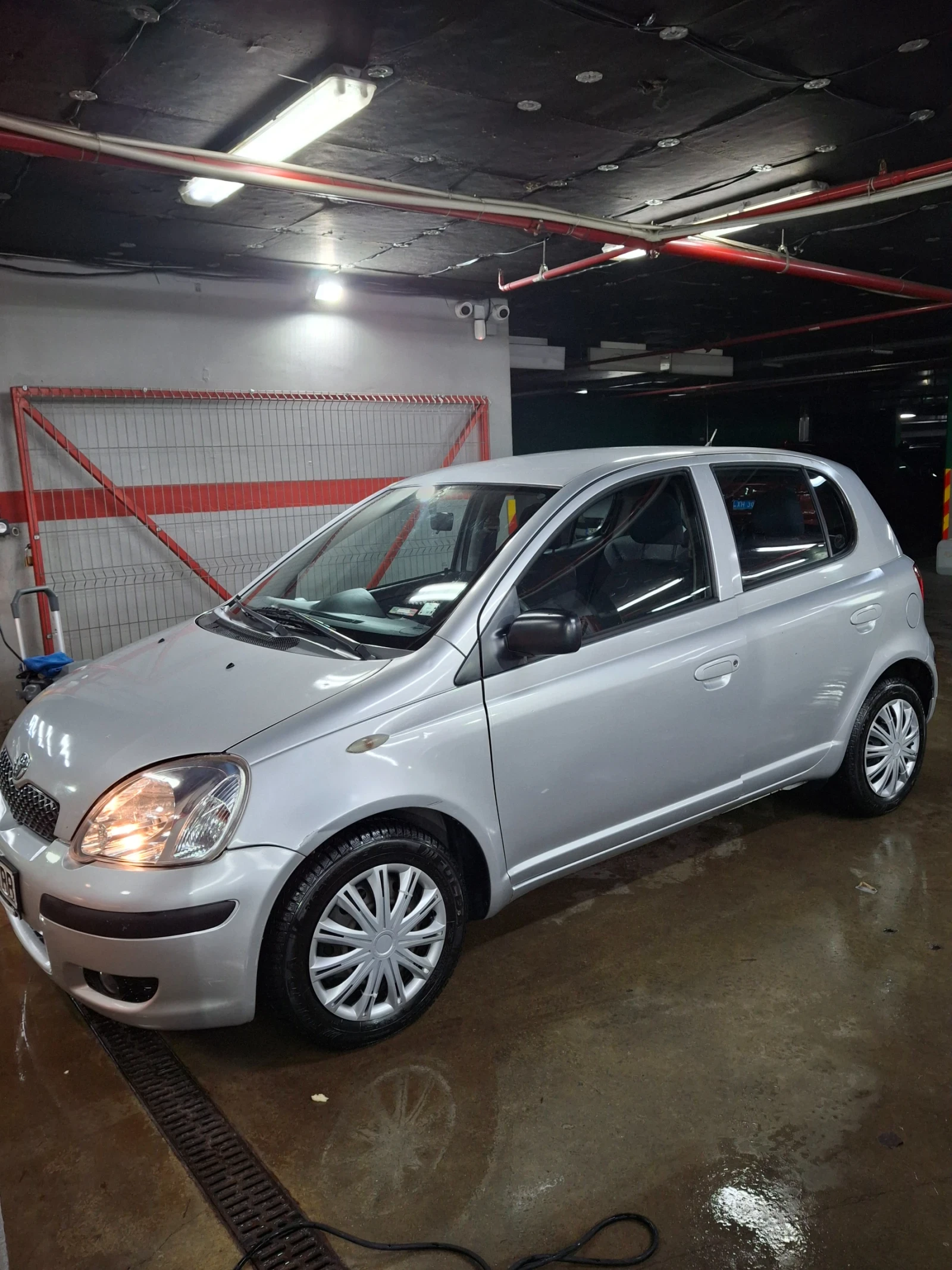 Toyota Yaris 1.3 - изображение 5