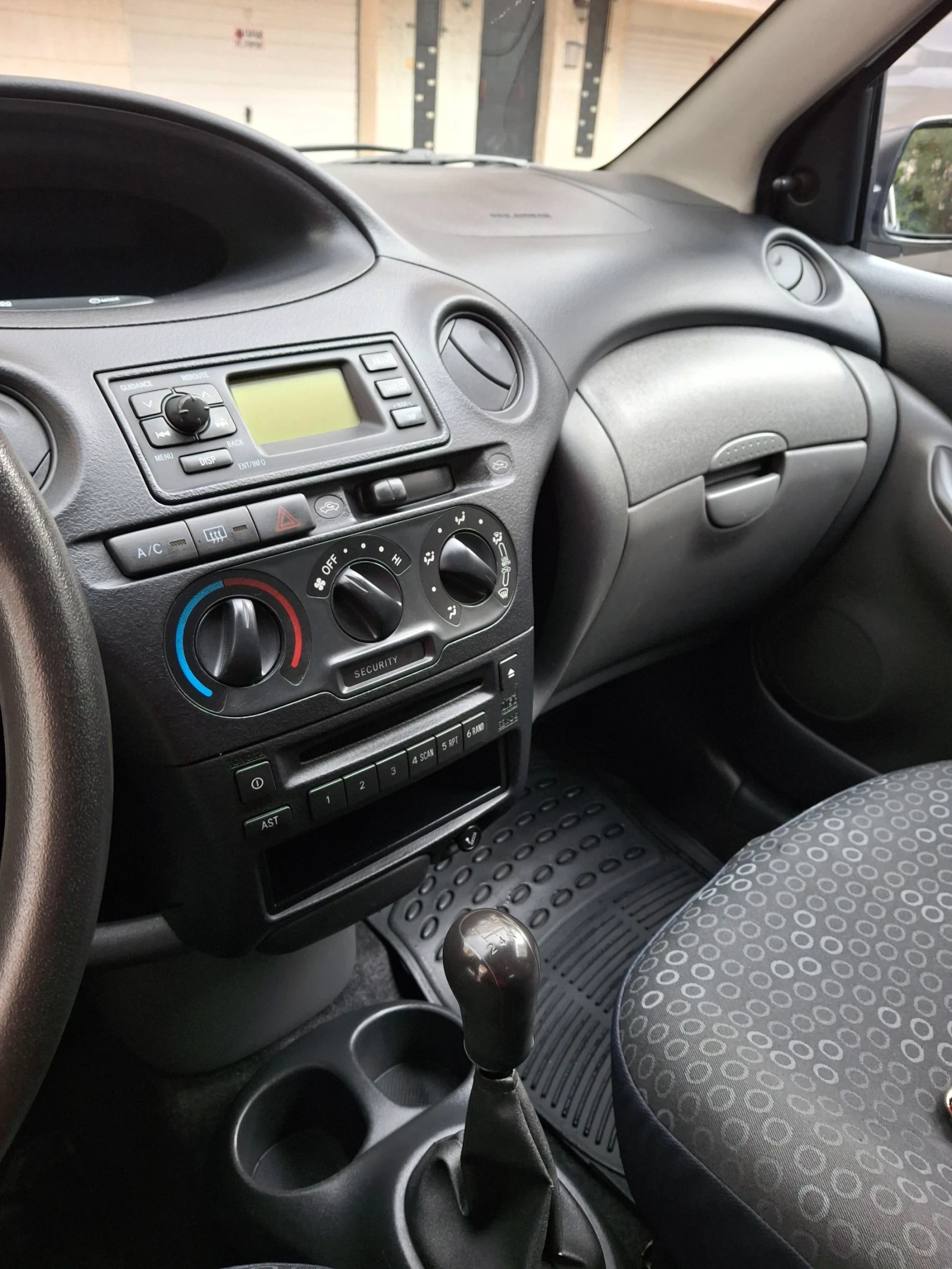 Toyota Yaris 1.3 - изображение 6