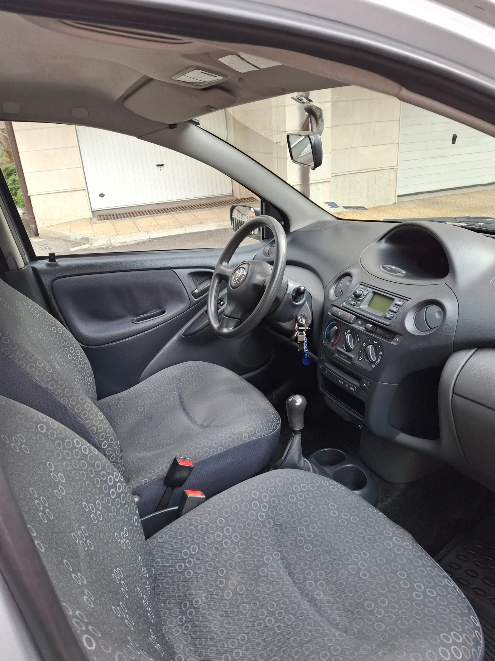 Toyota Yaris 1.3 - изображение 9