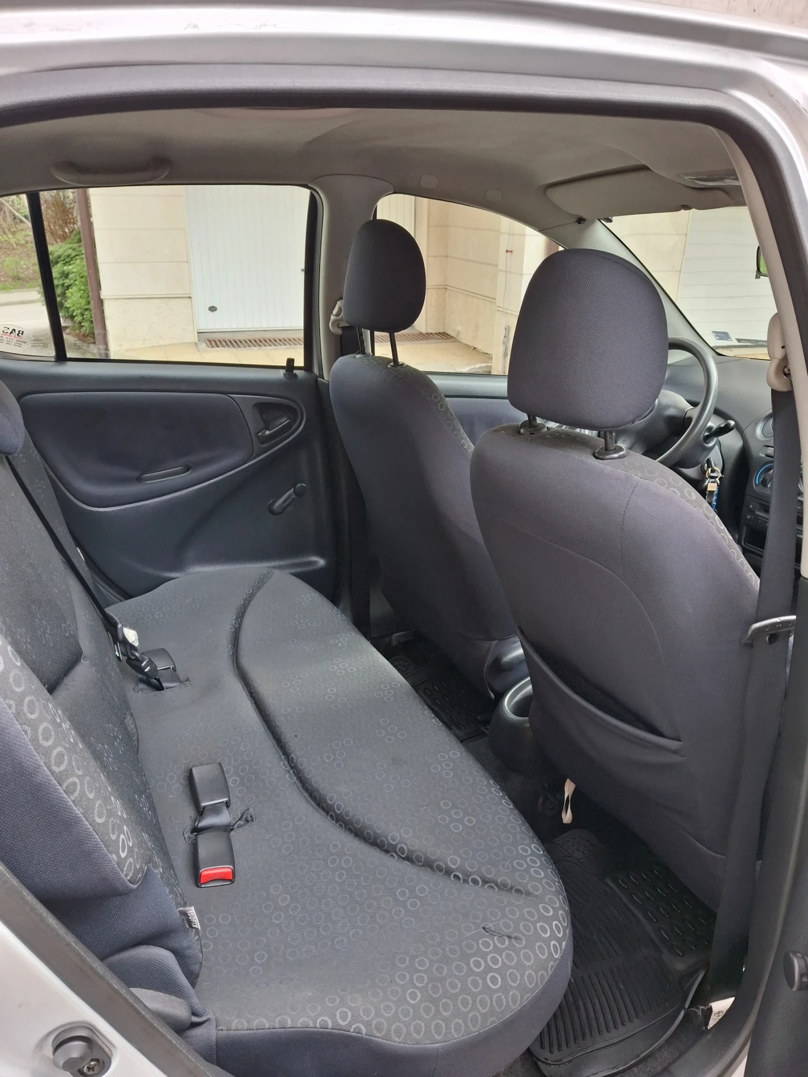 Toyota Yaris 1.3 - изображение 8