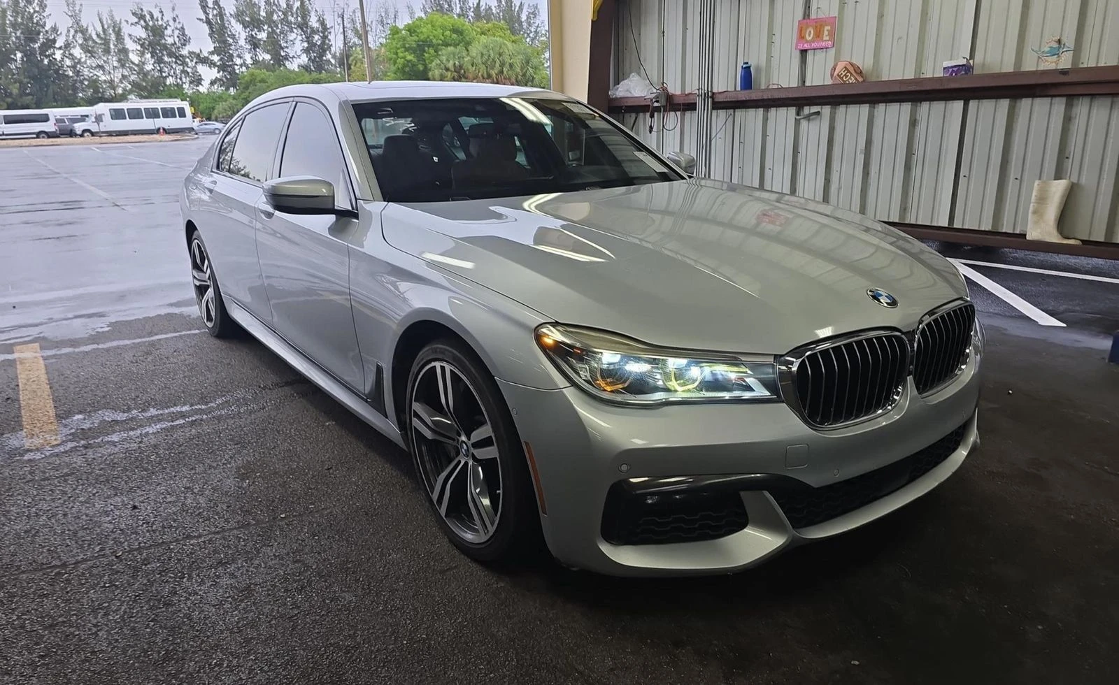 BMW 750 M* SPORT* XDRIVE* ДИГИТАЛНО* ТАБЛО* МАСАЖ* 360КАМЕ - изображение 3