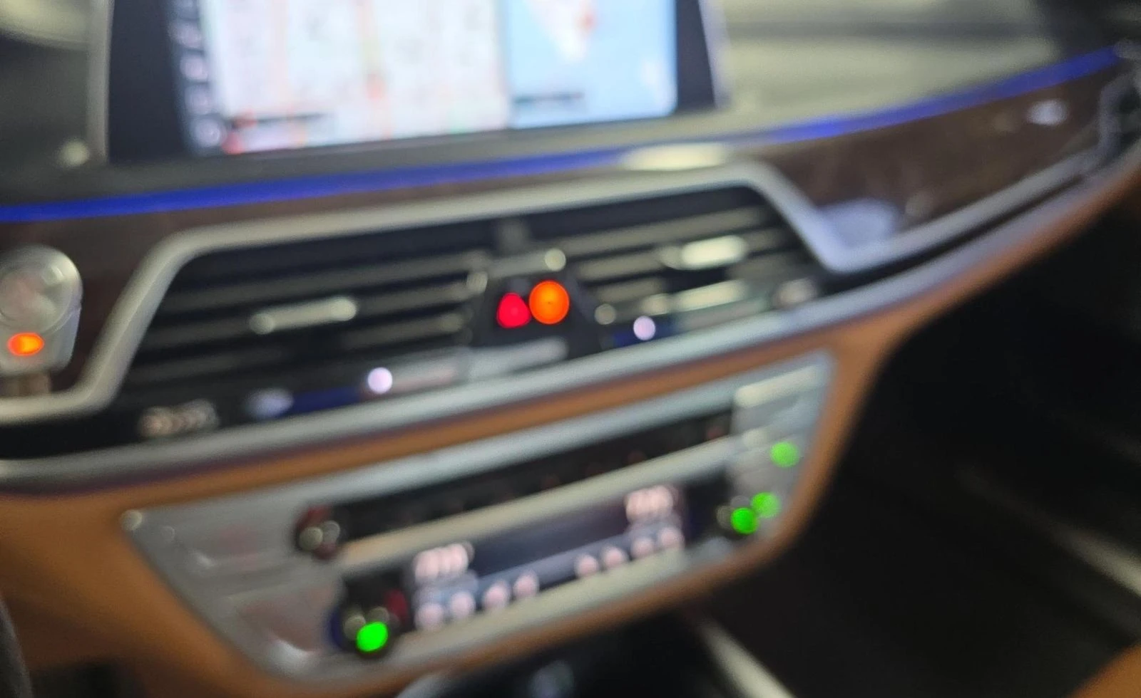BMW 750 M* SPORT* XDRIVE* ДИГИТАЛНО* ТАБЛО* МАСАЖ* 360КАМЕ - изображение 8