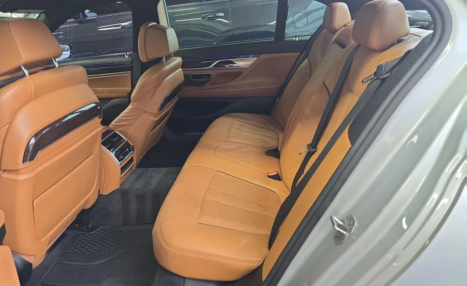 BMW 750 M* SPORT* XDRIVE* ДИГИТАЛНО* ТАБЛО* МАСАЖ* 360КАМЕ - изображение 10