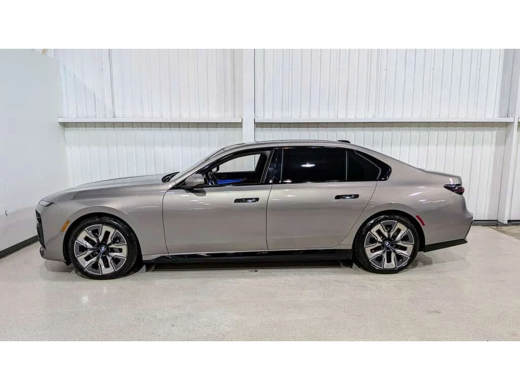 BMW i7 SKY LOUNGE| BOWERS & WILKINS| SWAROWSKI| МАСАЖ| , снимка 3 - Автомобили и джипове - 54069156