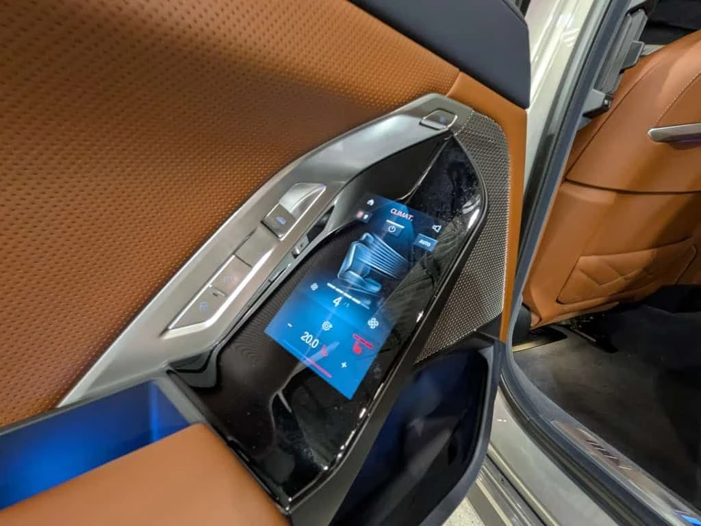 BMW i7 SKY LOUNGE| BOWERS & WILKINS| SWAROWSKI| МАСАЖ| , снимка 11 - Автомобили и джипове - 54069156