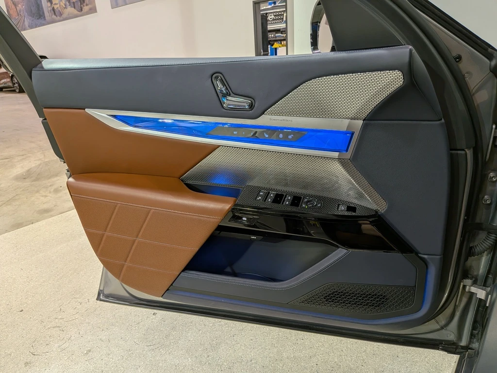 BMW i7 SKY LOUNGE| BOWERS & WILKINS| SWAROWSKI| МАСАЖ| , снимка 14 - Автомобили и джипове - 54069156