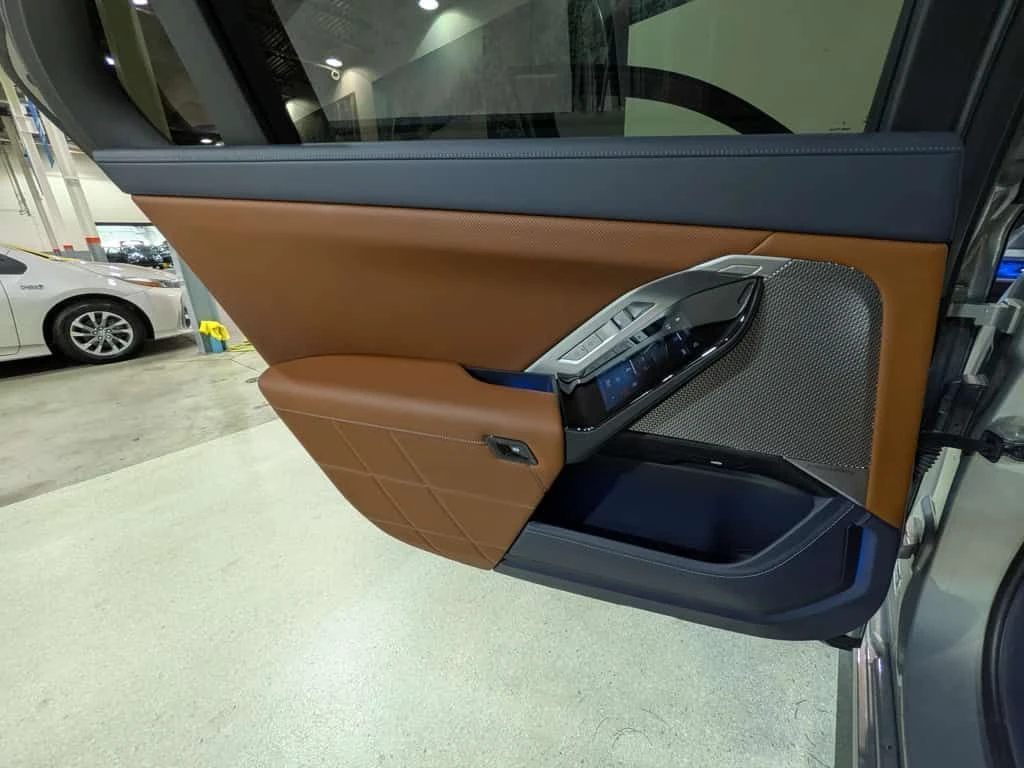 BMW i7 SKY LOUNGE| BOWERS & WILKINS| SWAROWSKI| МАСАЖ| , снимка 13 - Автомобили и джипове - 54069156