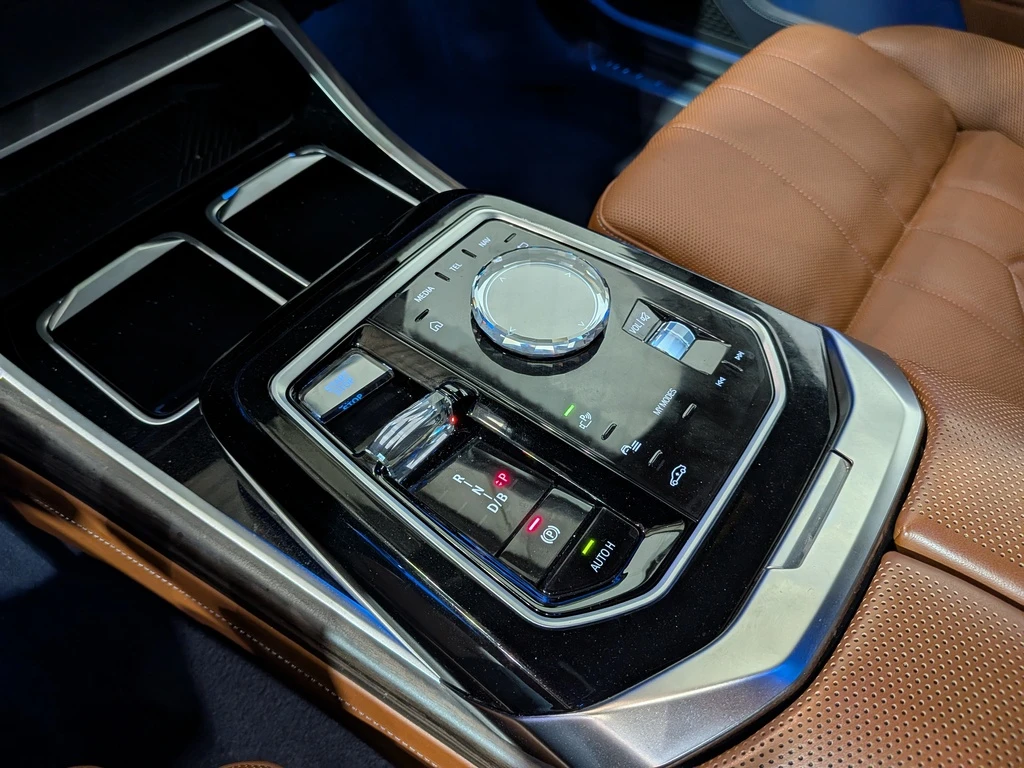 BMW i7 SKY LOUNGE| BOWERS & WILKINS| SWAROWSKI| МАСАЖ| , снимка 9 - Автомобили и джипове - 54069156