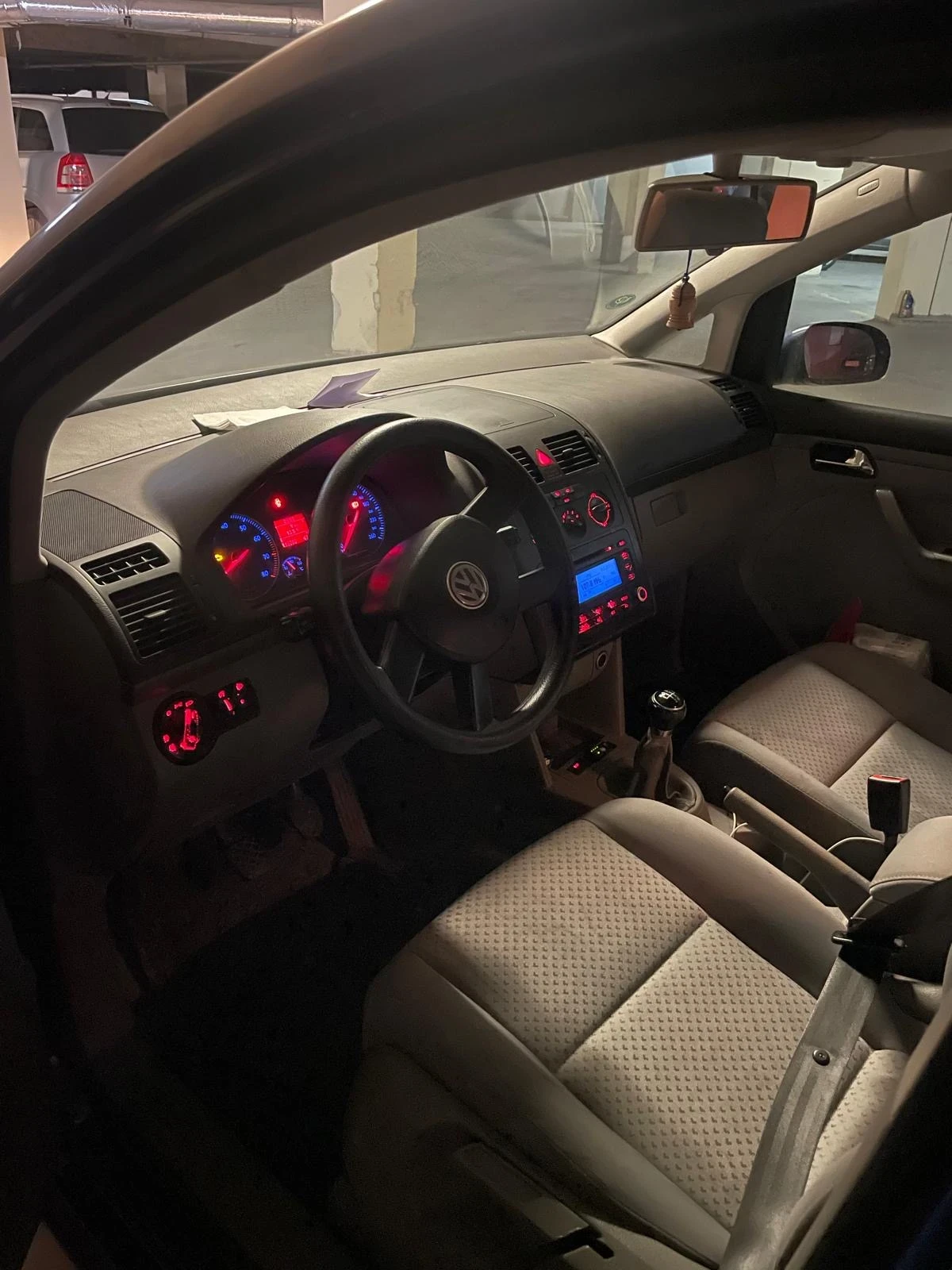 VW Touran Газ/бензин, снимка 4 - Автомобили и джипове - 54296497