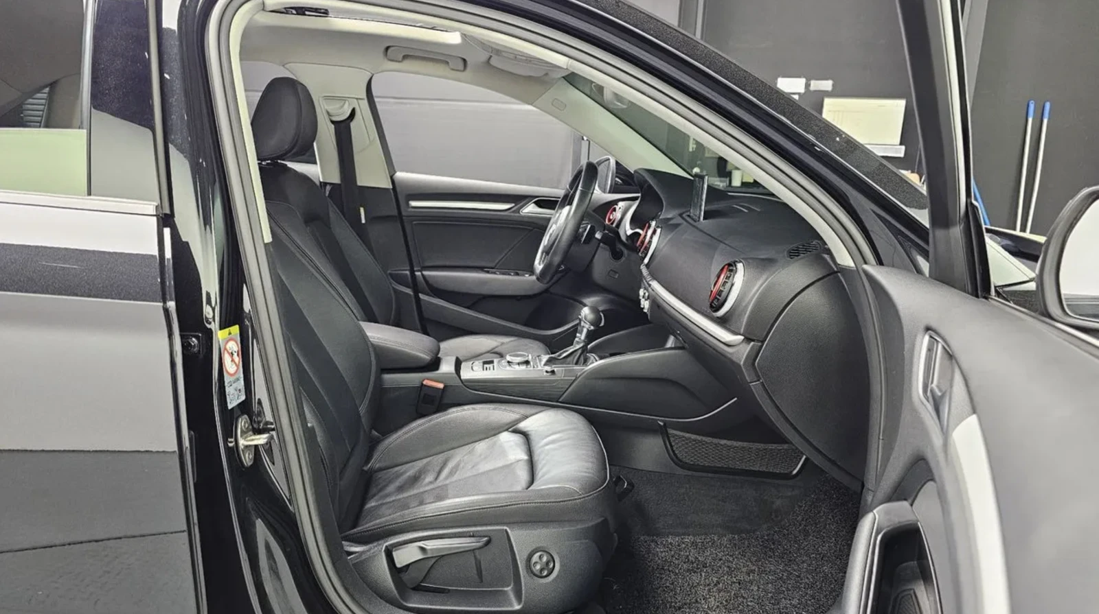Audi A3 2.0 TDI S-line / ПАНОРАМА / КАМЕРА, снимка 11 - Автомобили и джипове - 54912585
