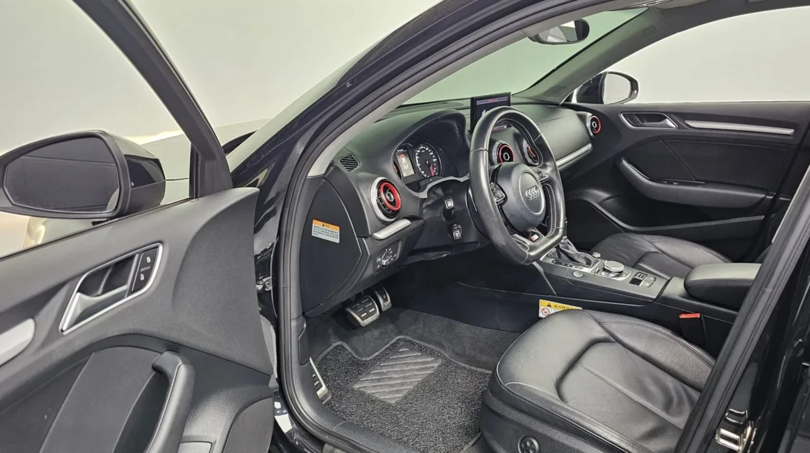 Audi A3 2.0 TDI S-line / ПАНОРАМА / КАМЕРА, снимка 9 - Автомобили и джипове - 54912585