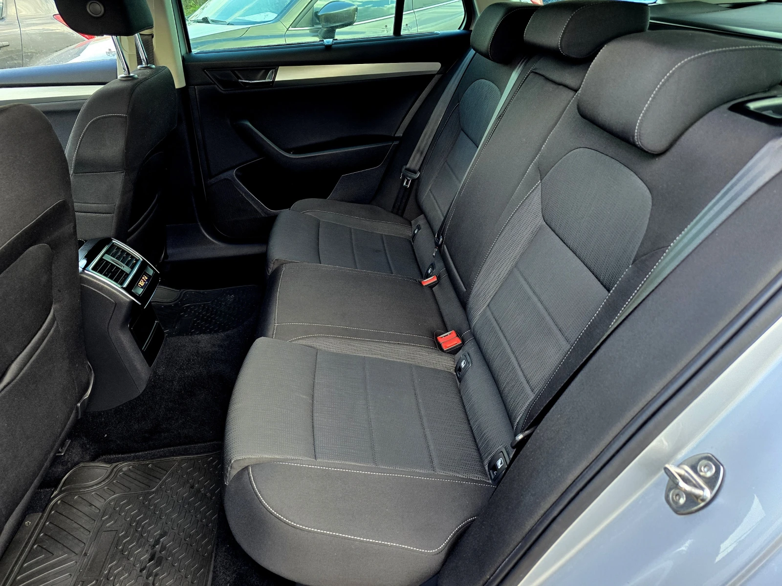 Skoda Superb КАТО НОВ/DISTRONIK/2.0tdi/150hp, снимка 13 - Автомобили и джипове - 55198516