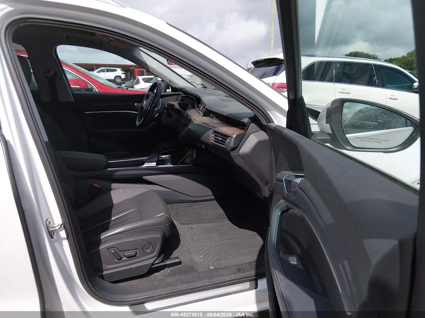 Audi E-Tron Premium Plus, снимка 5 - Автомобили и джипове - 55534769
