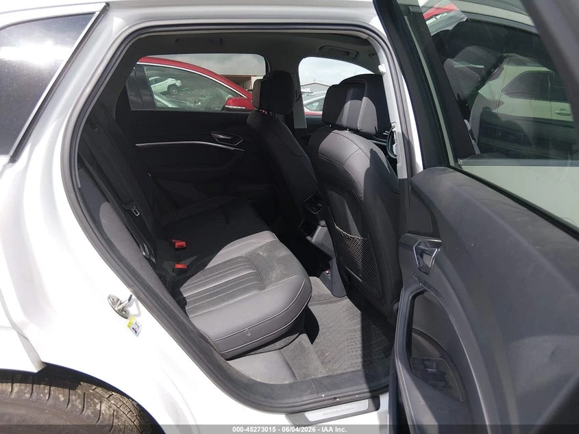 Audi E-Tron Premium Plus, снимка 8 - Автомобили и джипове - 55534769