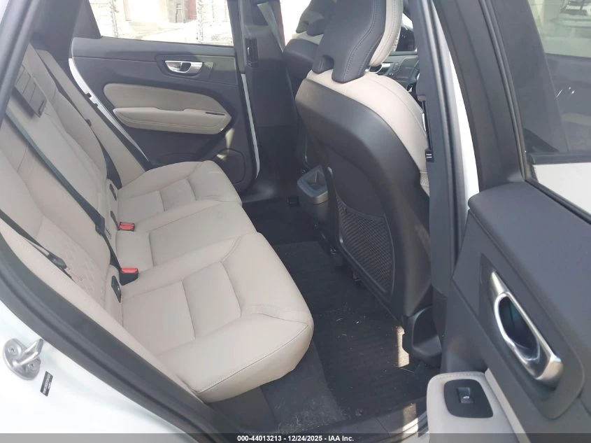 Volvo XC60 2l B5 Plus - изображение 8