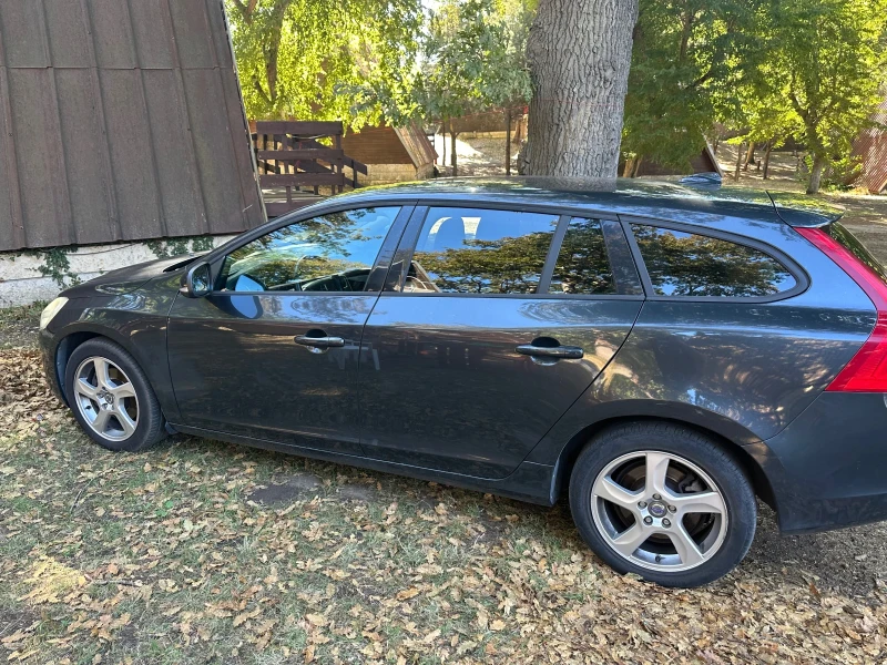 Volvo V60 2.0 D3 Автомат, снимка 5 - Автомобили и джипове - 52908190